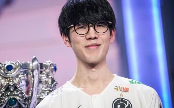 官方更新S14八强选手KDA榜：前五T1占了前三，Xiaohu第四